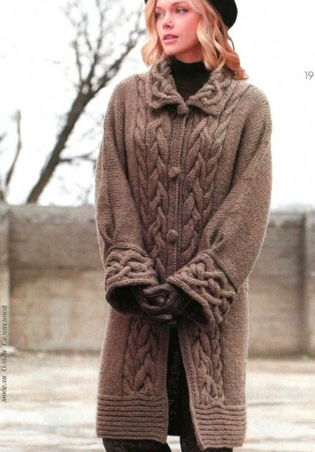 Вязание пальто с рельефными переплетениями 